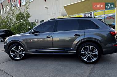 Позашляховик / Кросовер Audi Q7 2020 в 
