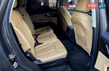 Позашляховик / Кросовер Audi Q7 2020 в 