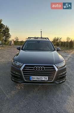 Позашляховик / Кросовер Audi Q7 2019 в 