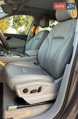 Позашляховик / Кросовер Audi Q7 2019 в 