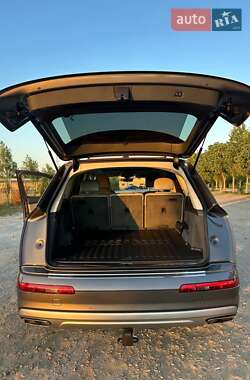 Позашляховик / Кросовер Audi Q7 2019 в 