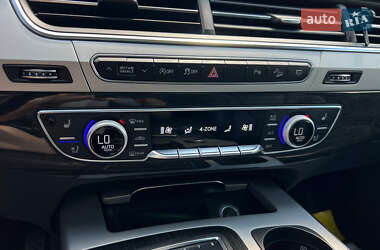 Позашляховик / Кросовер Audi Q7 2018 в 