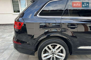 Позашляховик / Кросовер Audi Q7 2018 в 