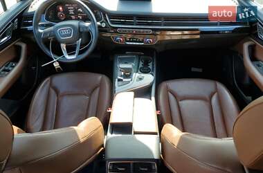 Позашляховик / Кросовер Audi Q7 2018 в 