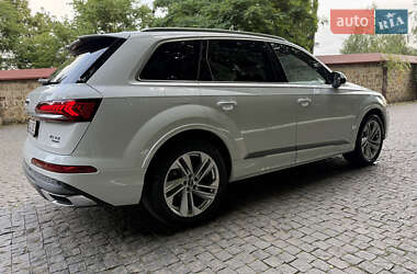 Позашляховик / Кросовер Audi Q7 2022 в 