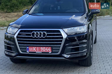 Позашляховик / Кросовер Audi Q7 2018 в 