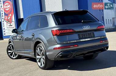 Позашляховик / Кросовер Audi Q7 2021 в 