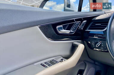 Позашляховик / Кросовер Audi Q7 2018 в 