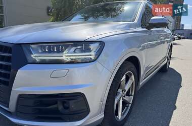 Позашляховик / Кросовер Audi Q7 2018 в 