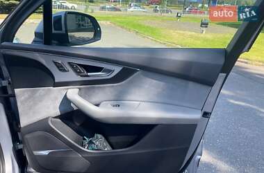 Позашляховик / Кросовер Audi Q7 2018 в 