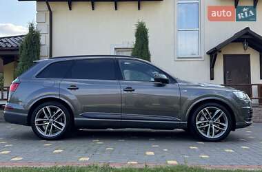 Позашляховик / Кросовер Audi Q7 2018 в 