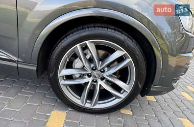 Позашляховик / Кросовер Audi Q7 2018 в 