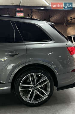 Позашляховик / Кросовер Audi Q7 2016 в 
