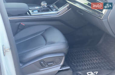 Позашляховик / Кросовер Audi Q7 2021 в 