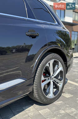 Позашляховик / Кросовер Audi Q7 2020 в 