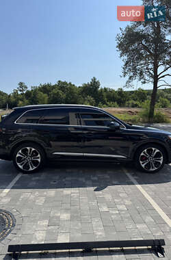 Позашляховик / Кросовер Audi Q7 2020 в 