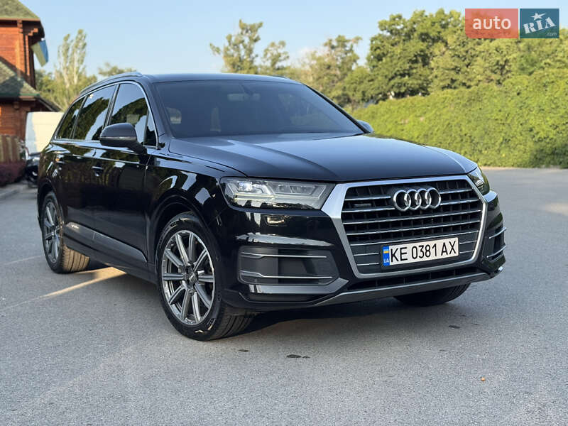 Позашляховик / Кросовер Audi Q7 2015 в 