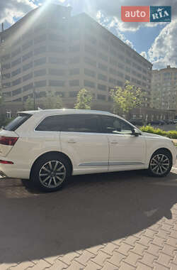 Позашляховик / Кросовер Audi Q7 2017 в 