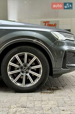 Позашляховик / Кросовер Audi Q7 2021 в 