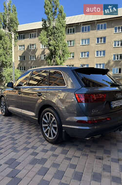 Позашляховик / Кросовер Audi Q7 2017 в 