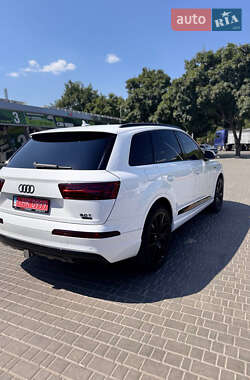 Внедорожник / Кроссовер Audi Q7 2017 в 