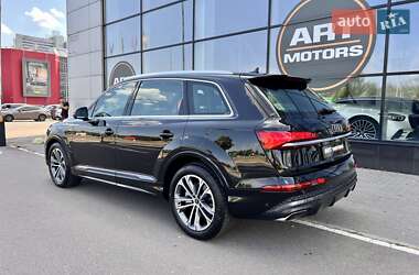 Позашляховик / Кросовер Audi Q7 2025 в 