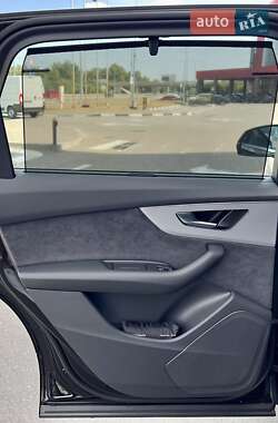 Позашляховик / Кросовер Audi Q7 2025 в 