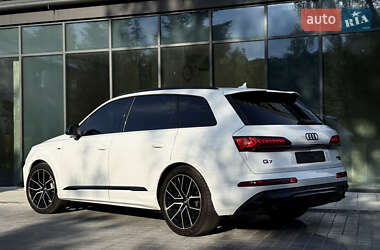 Позашляховик / Кросовер Audi Q7 2022 в 
