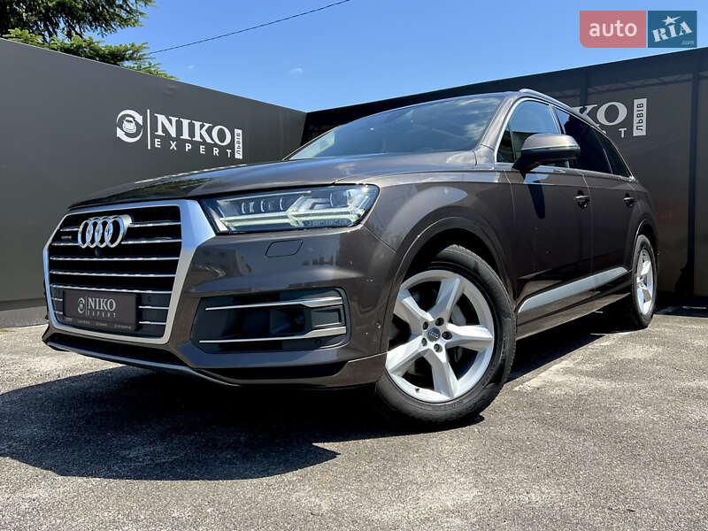 Позашляховик / Кросовер Audi Q7 2018 в 