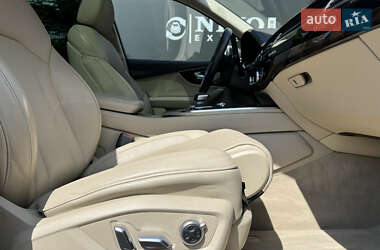 Позашляховик / Кросовер Audi Q7 2018 в 