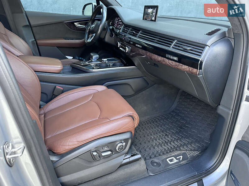 Позашляховик / Кросовер Audi Q7 2017 в Луцьку