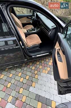 Позашляховик / Кросовер Audi Q7 2021 в 
