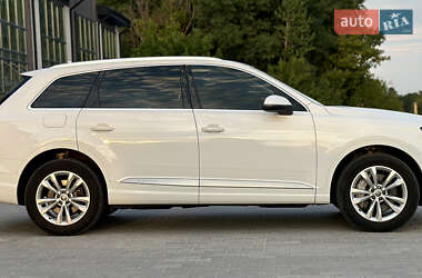Позашляховик / Кросовер Audi Q7 2018 в 