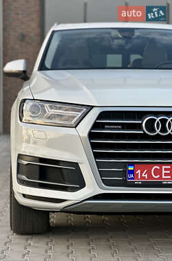 Позашляховик / Кросовер Audi Q7 2018 в 