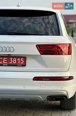 Позашляховик / Кросовер Audi Q7 2018 в 