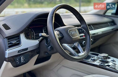 Позашляховик / Кросовер Audi Q7 2018 в 