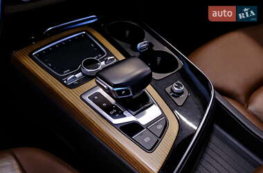 Внедорожник / Кроссовер Audi Q7 2015 в 