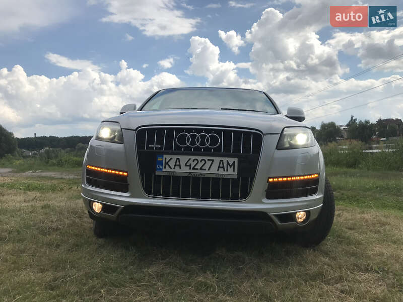 Внедорожник / Кроссовер Audi Q7 2010 в 