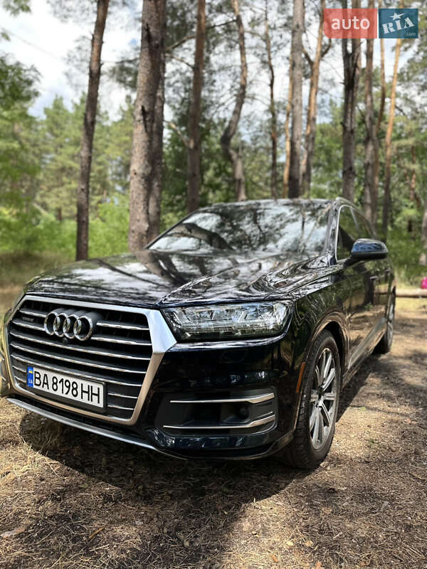 Внедорожник / Кроссовер Audi Q7 2017 в 
