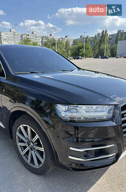 Позашляховик / Кросовер Audi Q7 2018 в 