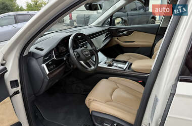 Позашляховик / Кросовер Audi Q7 2021 в 
