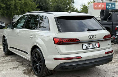 Позашляховик / Кросовер Audi Q7 2021 в 