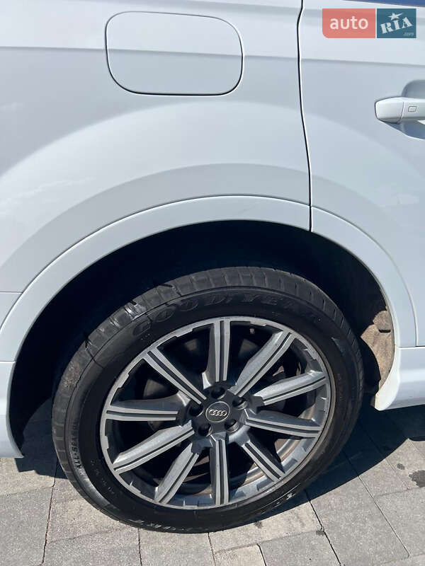 Позашляховик / Кросовер Audi Q7 2016 в Хусті