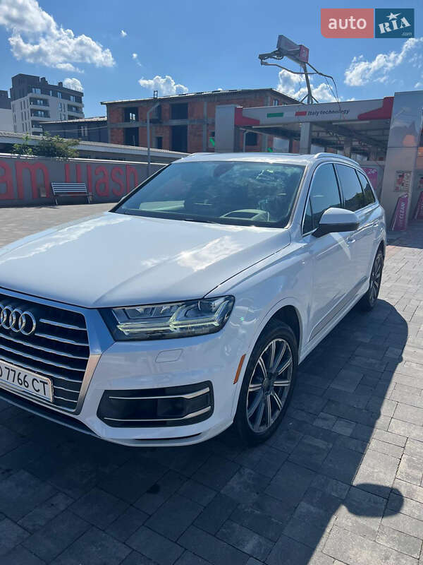 Позашляховик / Кросовер Audi Q7 2016 в Хусті