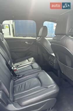 Внедорожник / Кроссовер Audi Q7 2016 в 