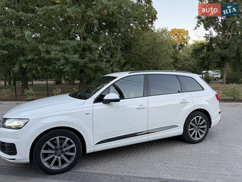 Позашляховик / Кросовер Audi Q7 2018 в 