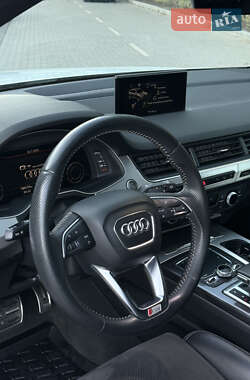 Позашляховик / Кросовер Audi Q7 2018 в 