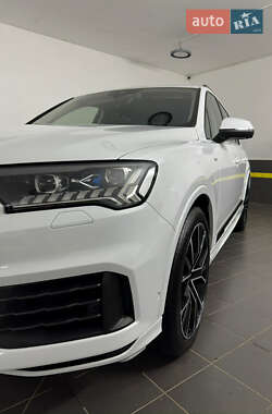 Внедорожник / Кроссовер Audi Q7 2020 в 