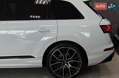 Позашляховик / Кросовер Audi Q7 2020 в 