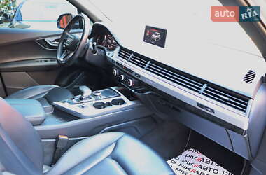 Позашляховик / Кросовер Audi Q7 2019 в 